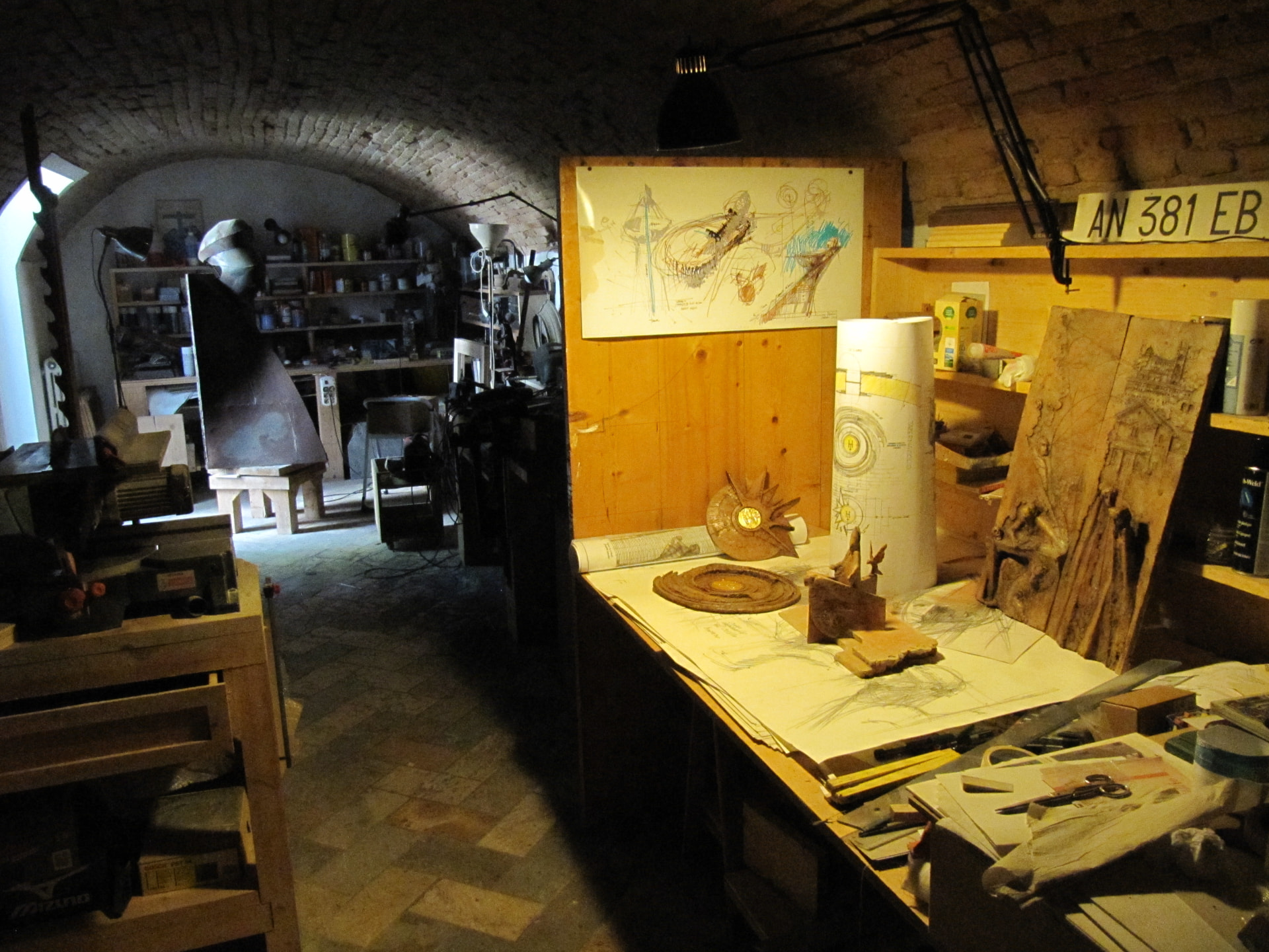 Lo studio di Meldola: banchi da lavoro, modelli e disegni